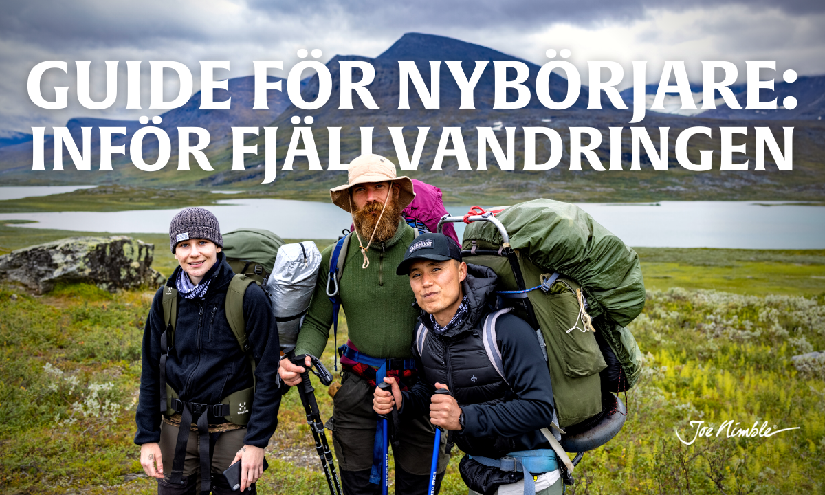 tre personer står vid de svenska fjällen inför en fjällvandring med texten ovan dem - guide för nybörjare inför fjällvandringen