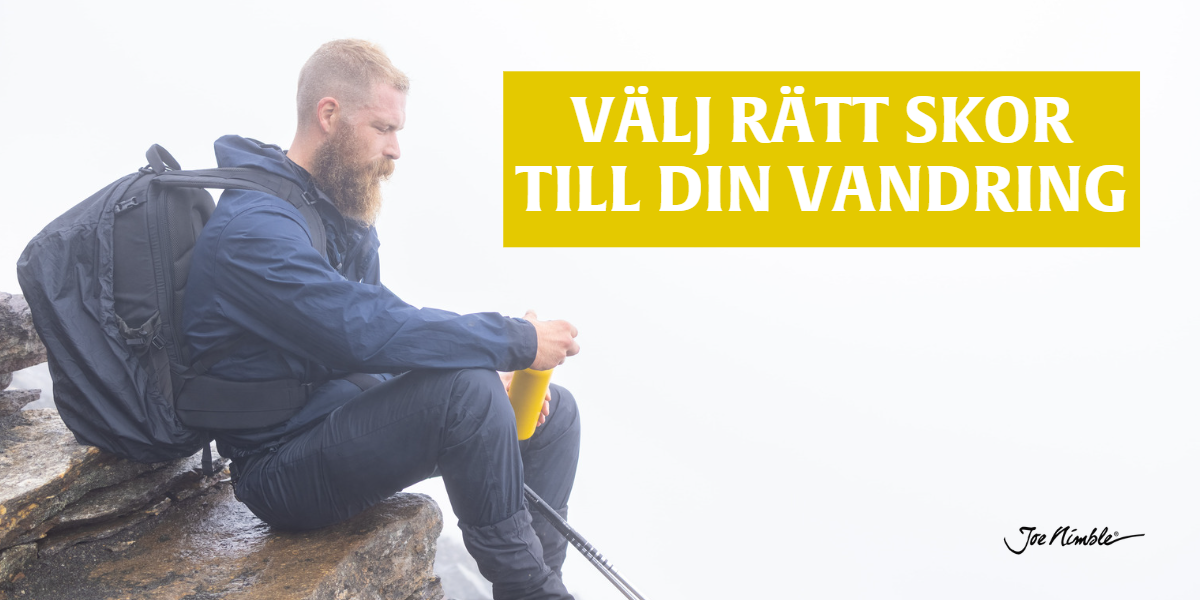 en vandrare sitter på en sten med sin gula vattenflaska med texten Välj de bästa vandringskängor eller vandringskor till din vandring i en gul ruta till höger om sig