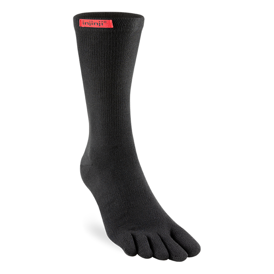 Svart tåstrumpa från Injinji i knähög modell, med individuella tåfack och ribbad struktur. Perfekt för sport och vardag med fokus på naturlig fotrörelse och komfort