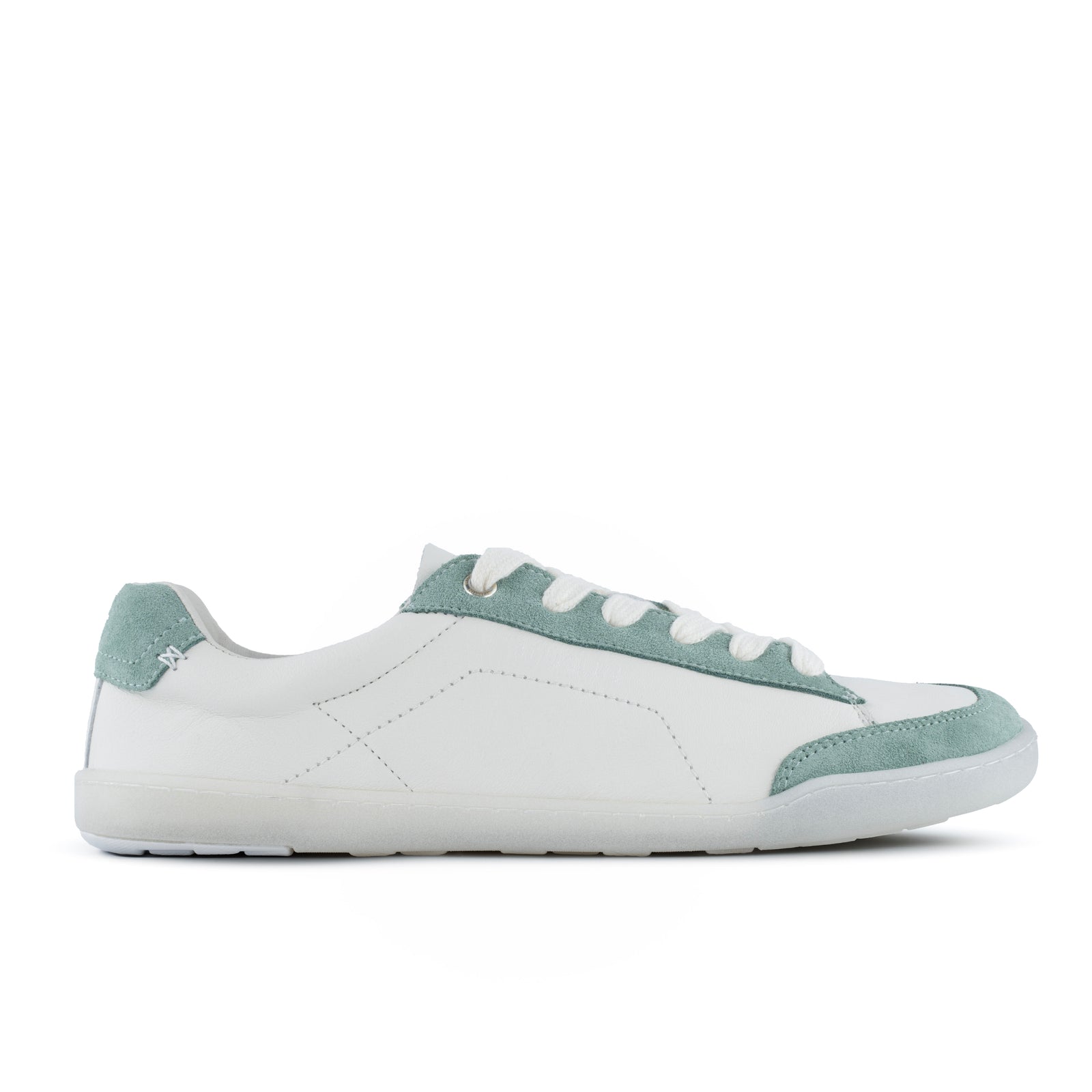 Blusun barfotasko White Green – vit sneaker i läder med gröna mockadetaljer, sedd från vänster sida, minimalistisk design och bred tåbox.