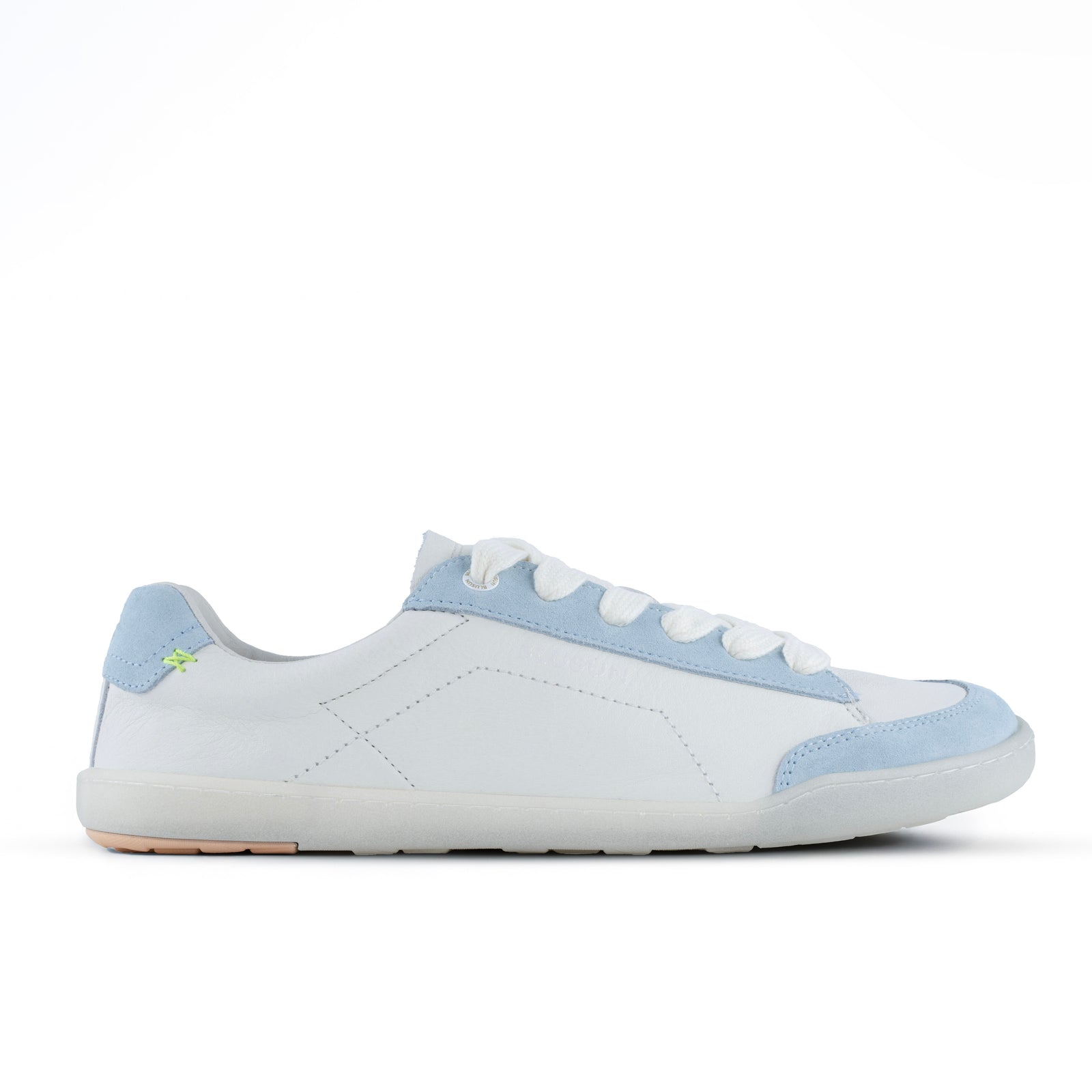 Blusun barfotasko i vitt med ljusblå detaljer – låg sneaker i minimalistisk design med bred tåbox och flexibel sula för naturlig fotrörelse.