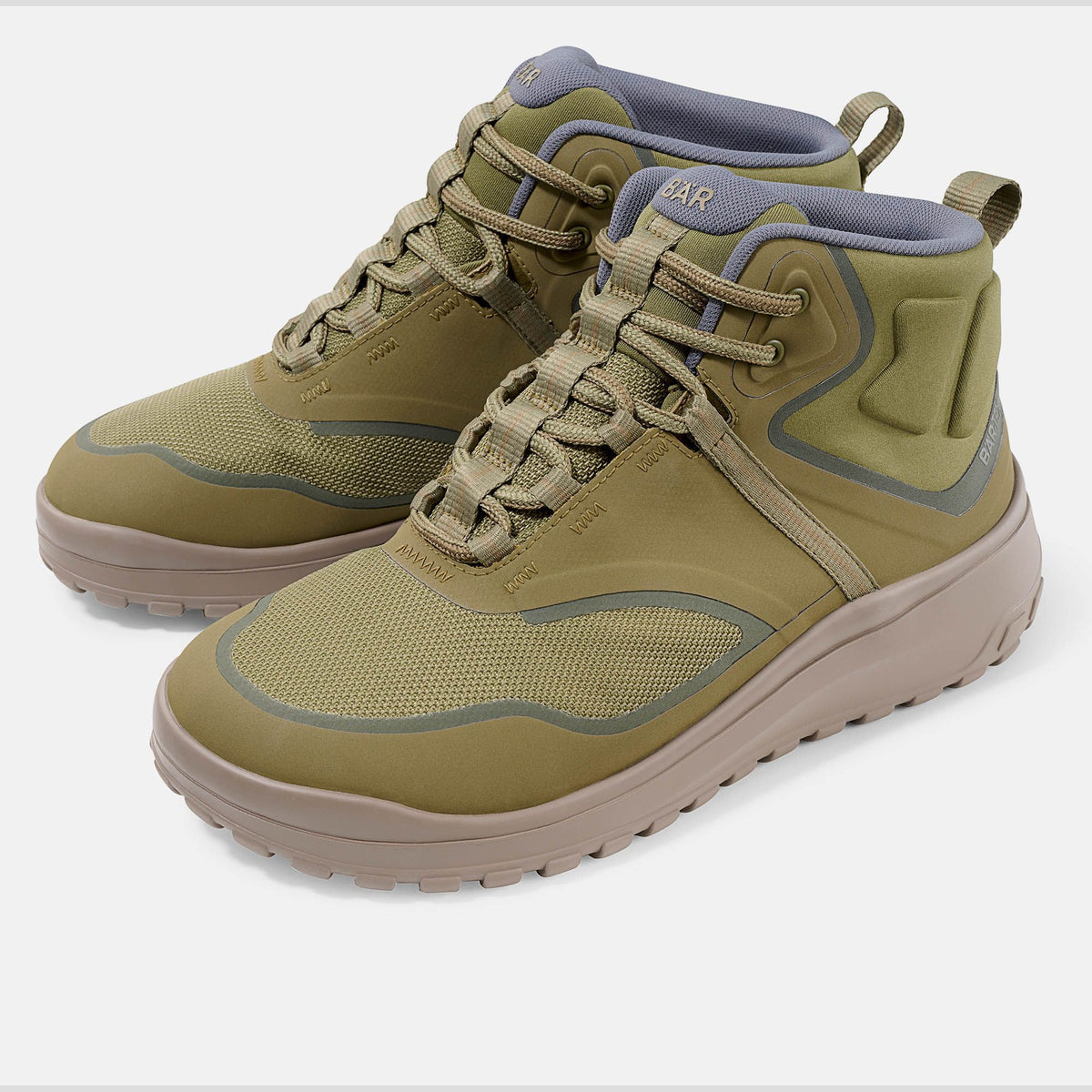 Unisex vandringssko Trail LITE Tex från märket BÄR i olivgrönt – minimalistisk och bred tåboxdesign för naturlig gång, perfekt för vandring och outdooraktiviteter.