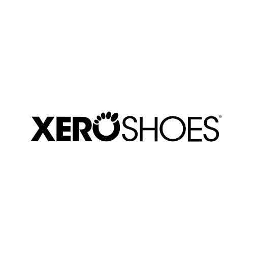 Logotyp för Xero Shoes med svart text i versaler och en stiliserad fot med fem tår integrerad i bokstaven O, mot vit bakgrund.