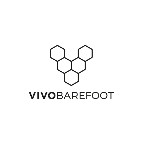 Logotyp för Vivobarefoot med svart text i versaler och en geometrisk symbol ovanför bestående av sexkantiga former, mot vit bakgrund.