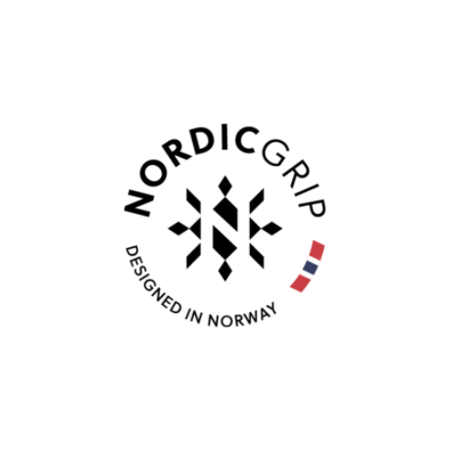 Logotyp för Nordic Grip med en stiliserad svart snöflinga i mitten, omgiven av texten ‘NORDIC GRIP’ och ‘Designed in Norway’ samt en liten norsk flaggdetalj.