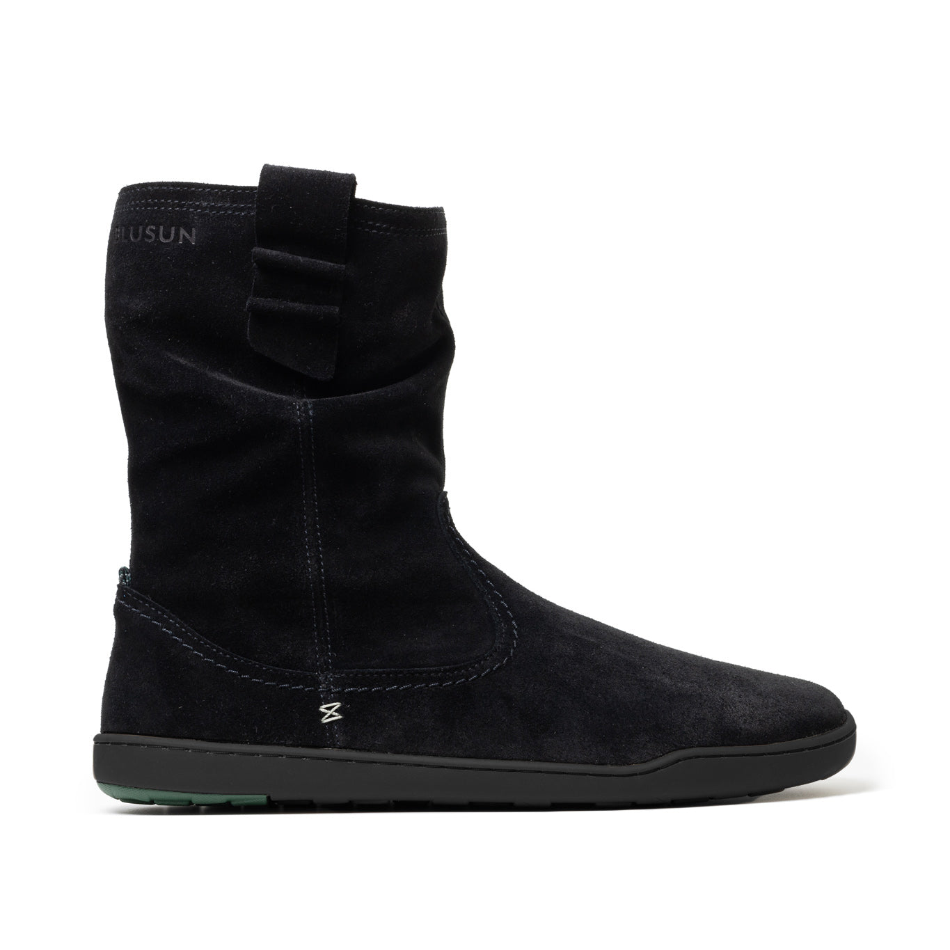 Blusun boots i svart mocka, visad från sidan med minimalistisk design, mjuk ovandel och svart yttersula.