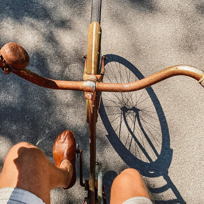 VIBA Zuma barfotaskor i cognacfärgat läder, fotograferade uppifrån. Modellen har bred tåbox, ergonomisk passform och är tillverkad i läder – designade för komfort och fri rörlighet.