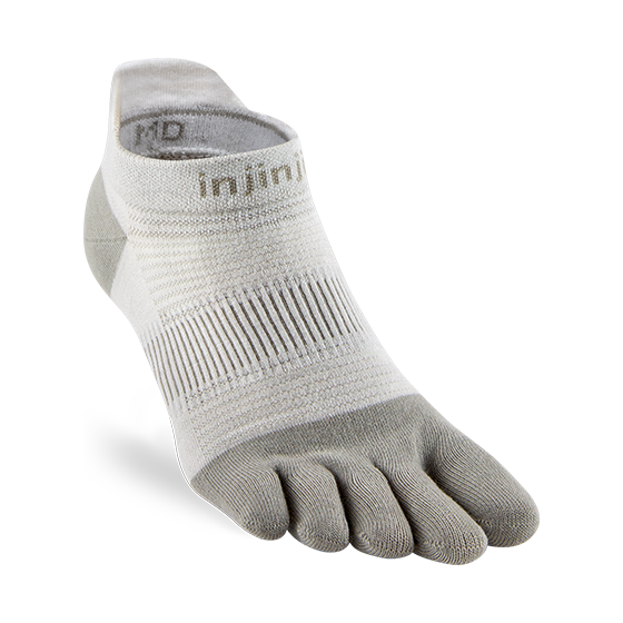 Injinji tåstrumpa i låg modell i ljusgrå och sandfärgad ton, visad från fram- och baksida med fokus på design och struktur.