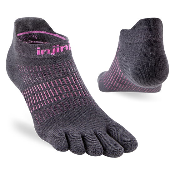 Grå tåstrumpor med rosa detaljer från Injinji, låg modell med individuella tår för ökad rörlighet och komfort.