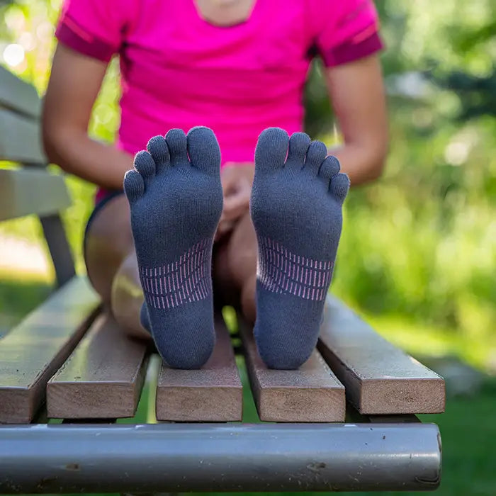 Grå tåstrumpor med rosa detaljer från Injinji, låg modell med individuella tår för ökad rörlighet och komfort.
