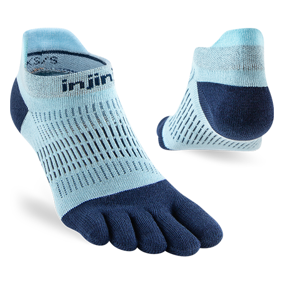 Produktbild på en Injinji tåstrumpor i marinblått och ljusblått. Strumporna har individuell tåseparation och ventilerande paneler, designad för löpning och aktiv livsstil.