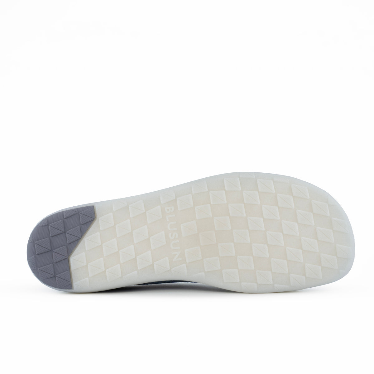 Sula på blå barfotasko från Blusun – vit yttersula med diamantmönstrat grepp och logotyp, designad för naturlig rörelse och halkfritt fäste