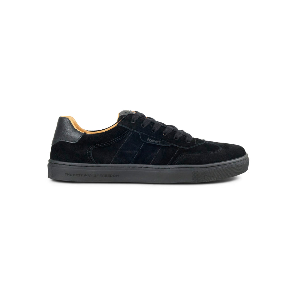 Koel Helena Suede Dam Black – barfotasneaker i svart mocka med bred tåbox, sidovy