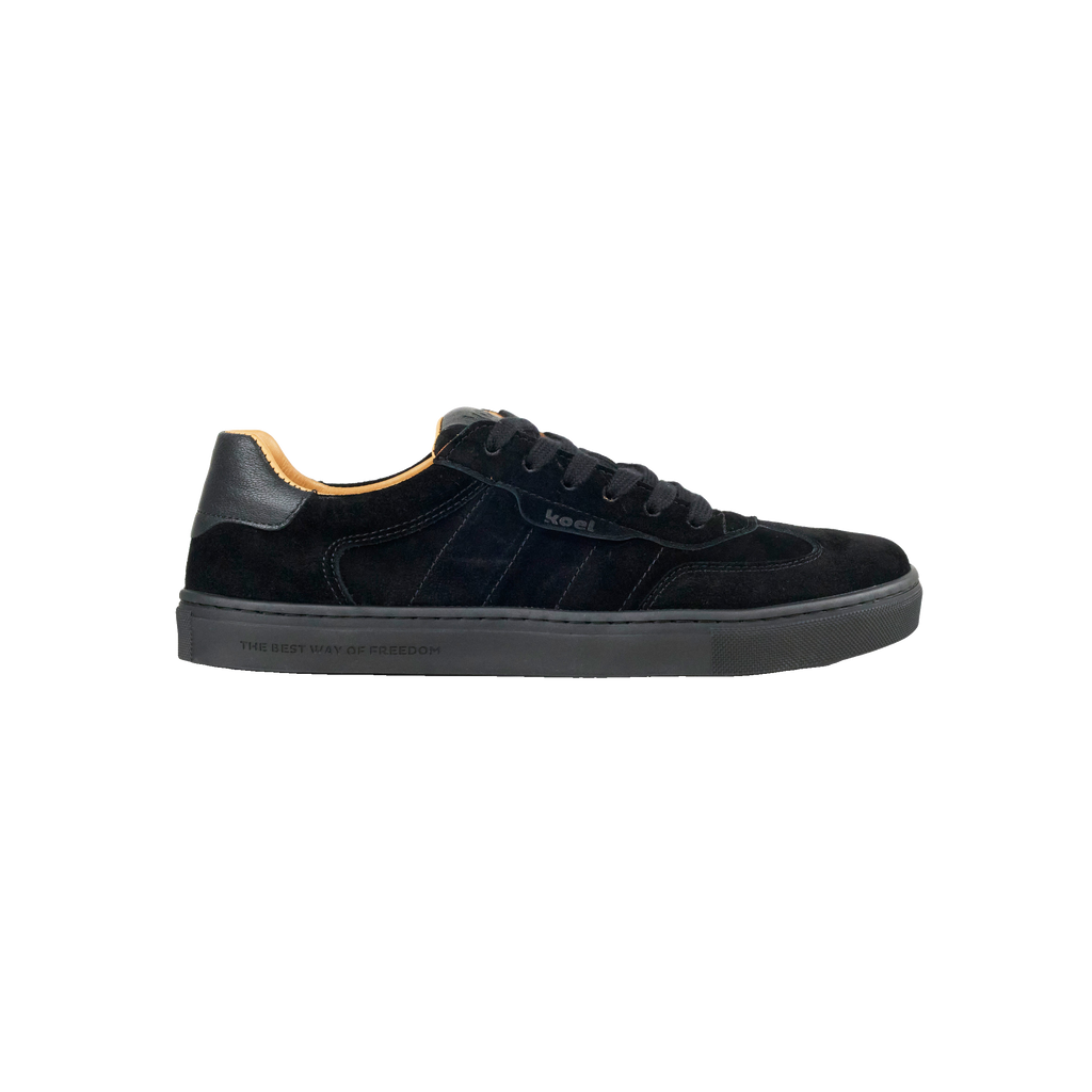 Koel Helena Suede Dam Black – barfotasneaker i svart mocka med bred tåbox, sidovy