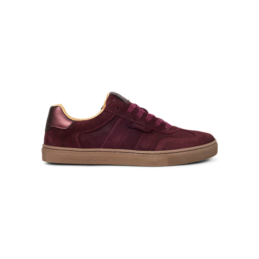 Koel Helena Suede Dam Bordo – barfotasneaker i vinröd mocka med bred tåbox, sidovy