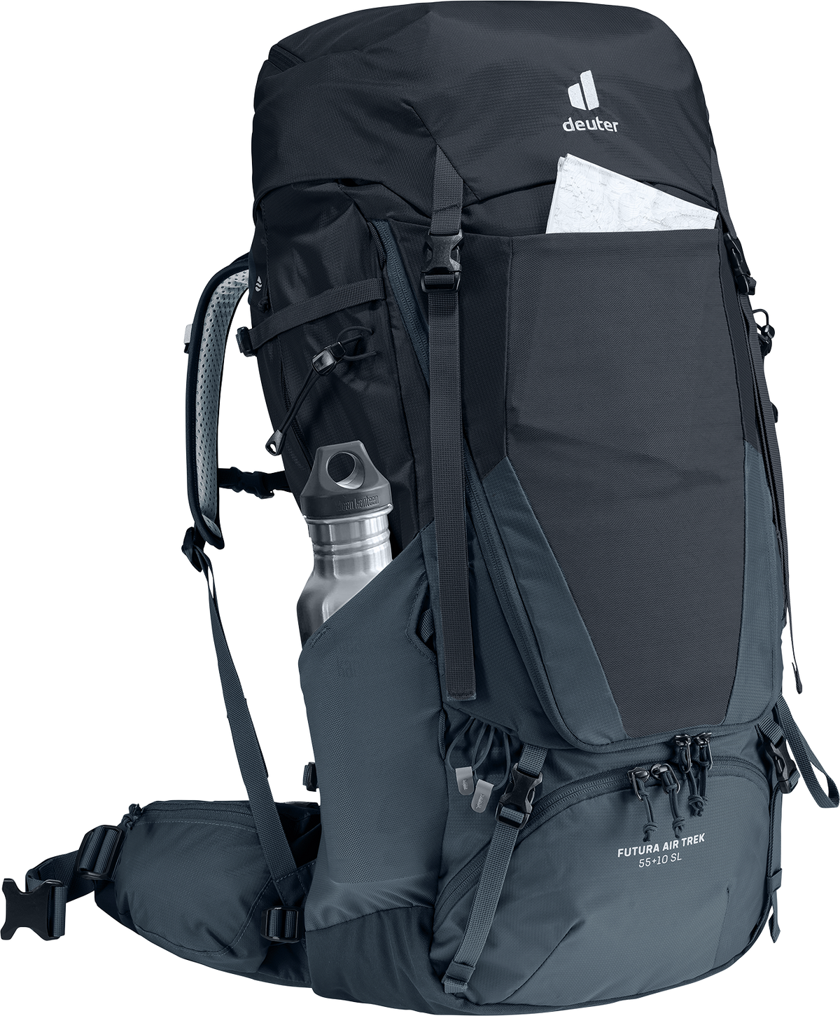 Deuter Futura Air Trek 55+10 SL vandringsryggsäck i svart och grått, visad snett framifrån med en karta i frontfacket och en metallvattenflaska i sidofickan – designad för långdistansvandring med smart förvaring.