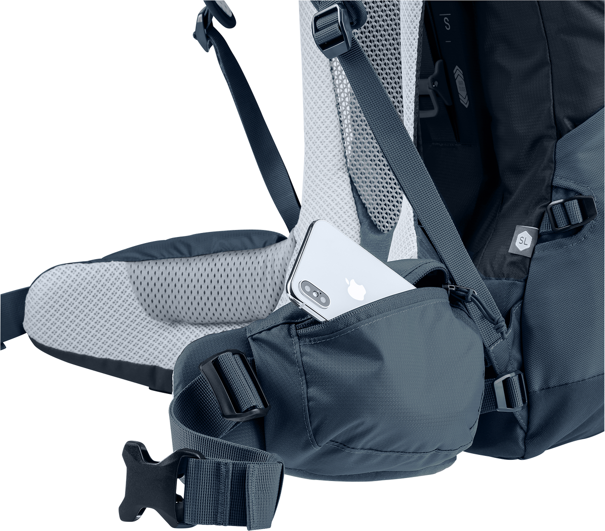 Närbild på Deuter Futura Air Trek 55+10 SL vandringsryggsäckens höftbälte med en vadderad ficka som rymmer en smartphone – praktisk åtkomst för små tillhörigheter under vandring.