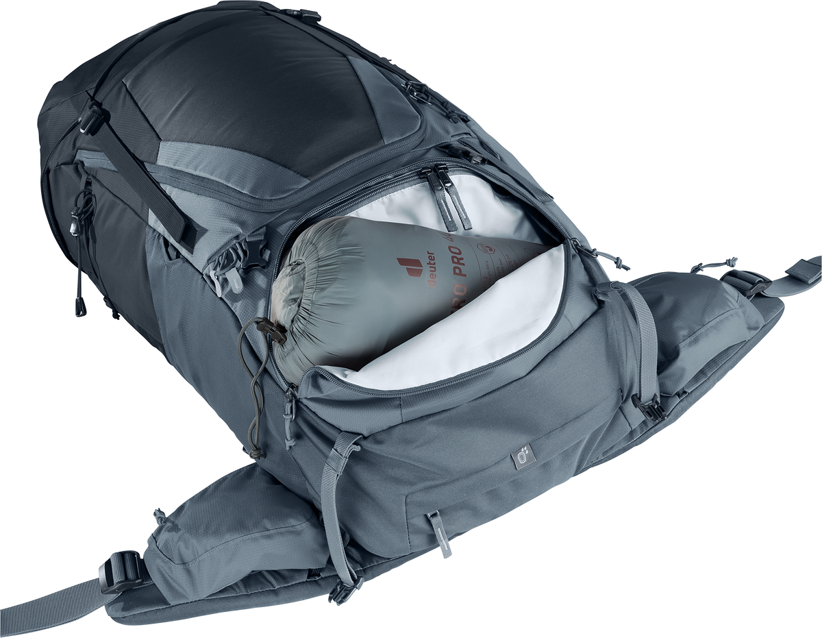 Deuter Futura Air Trek 55+10 SL sedd underifrån – visande det separata bottenfacket med dragkedja, där en sovsäck är prydligt packad.