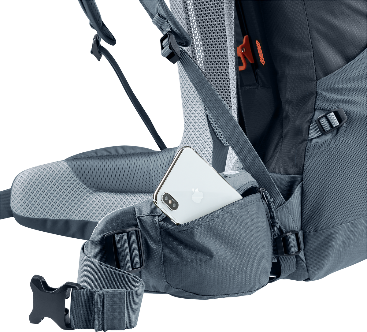 Närbild på höftbältet på Deuter Futura Air Trek 60+10, med en smartphone delvis nedstoppad i den dragkedjeförsedda fickan