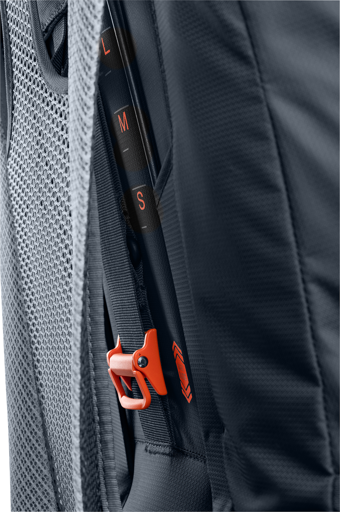 Närbild på det justerbara bärsystemet på ryggsäcken Deuter Futura Air Trek 60+10, där en orange spärr och skalan för rygglängdsinställning (S, M, L) tydligt syns.