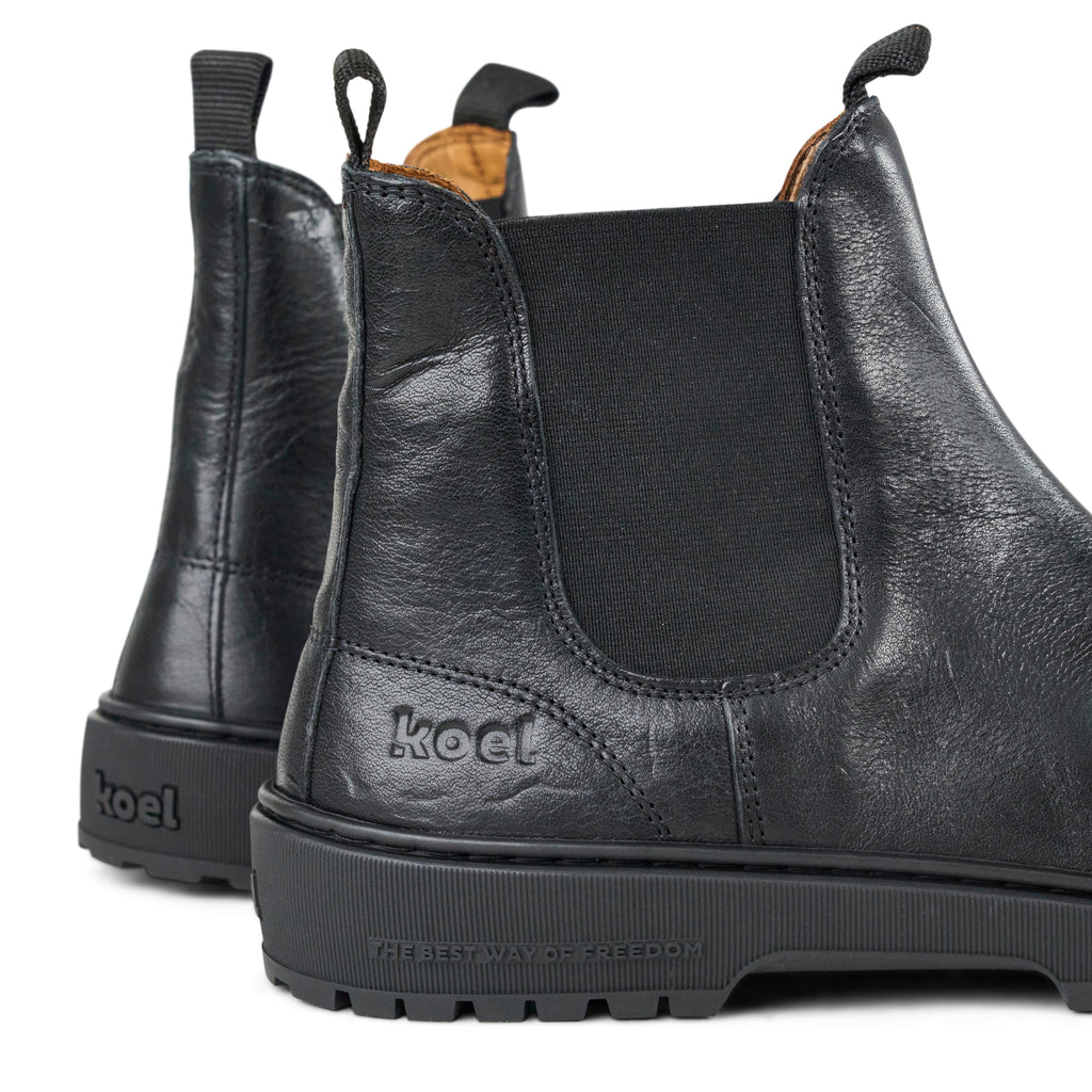 Koel Gavien Leather Dam Black – bakifrån