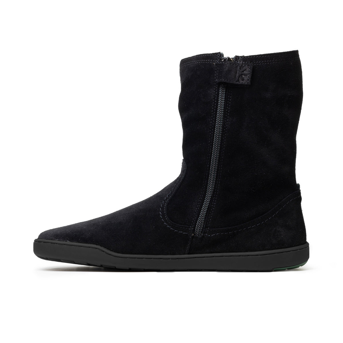 Blusun boots i svart mocka, visad från sidan med minimalistisk design, mjuk ovandel och svart yttersula.