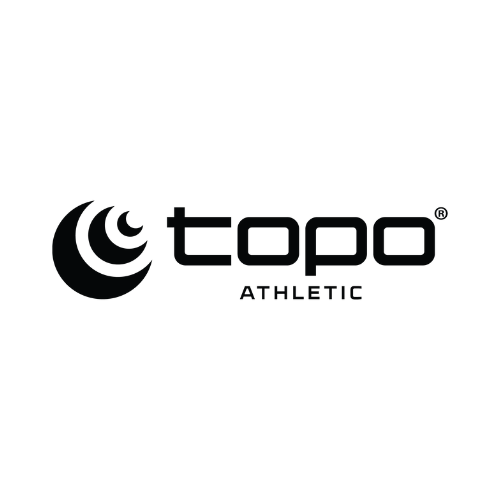 Logotyp för Topo Athletic med en svart symbol av tre halvcirklar till vänster och ordet ‘topo’ i gemener följt av texten ‘ATHLETIC’ under, mot vit bakgrund