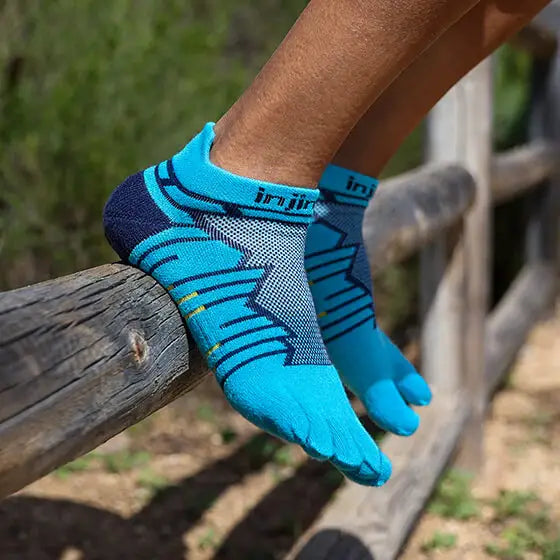 Injinji tåstrumpa i blå och turkosa nyanser med grafiskt mönster och individuell passform för varje tå. Designade för löpning och aktivitet med god ventilation och stöd.