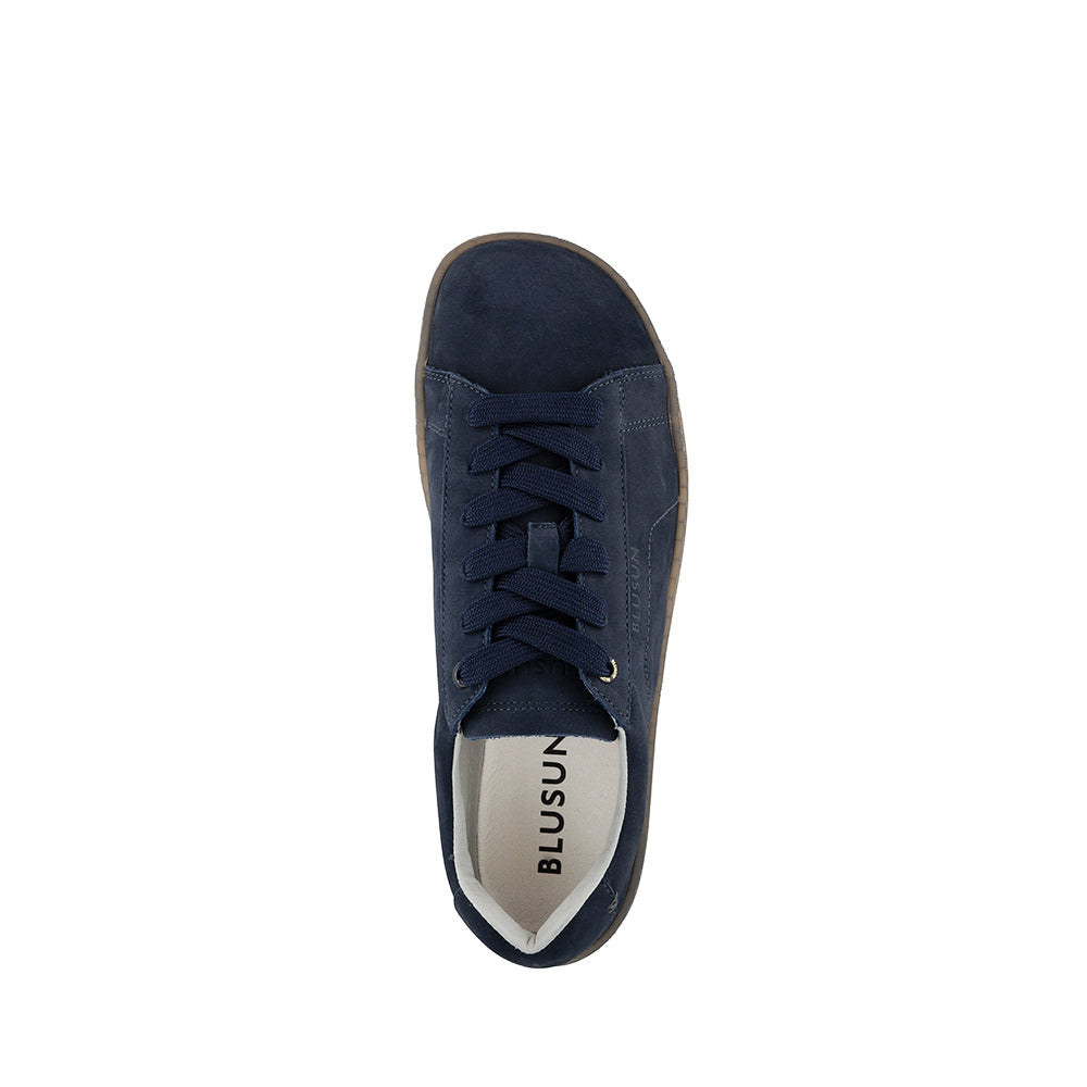 Blusun BLSN‑100 sneakers i marinblått mockaläder, visad från sidan med genomskinlig yttersula och mörkblå skosnören.