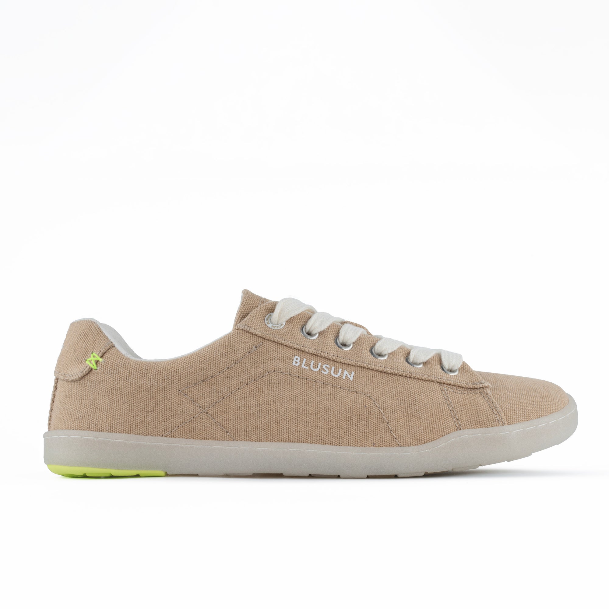 Blusun barfotasko i färgen camel – sidovy som visar snörning, bred tåbox och minimalistisk design för naturlig fotposition och komfort