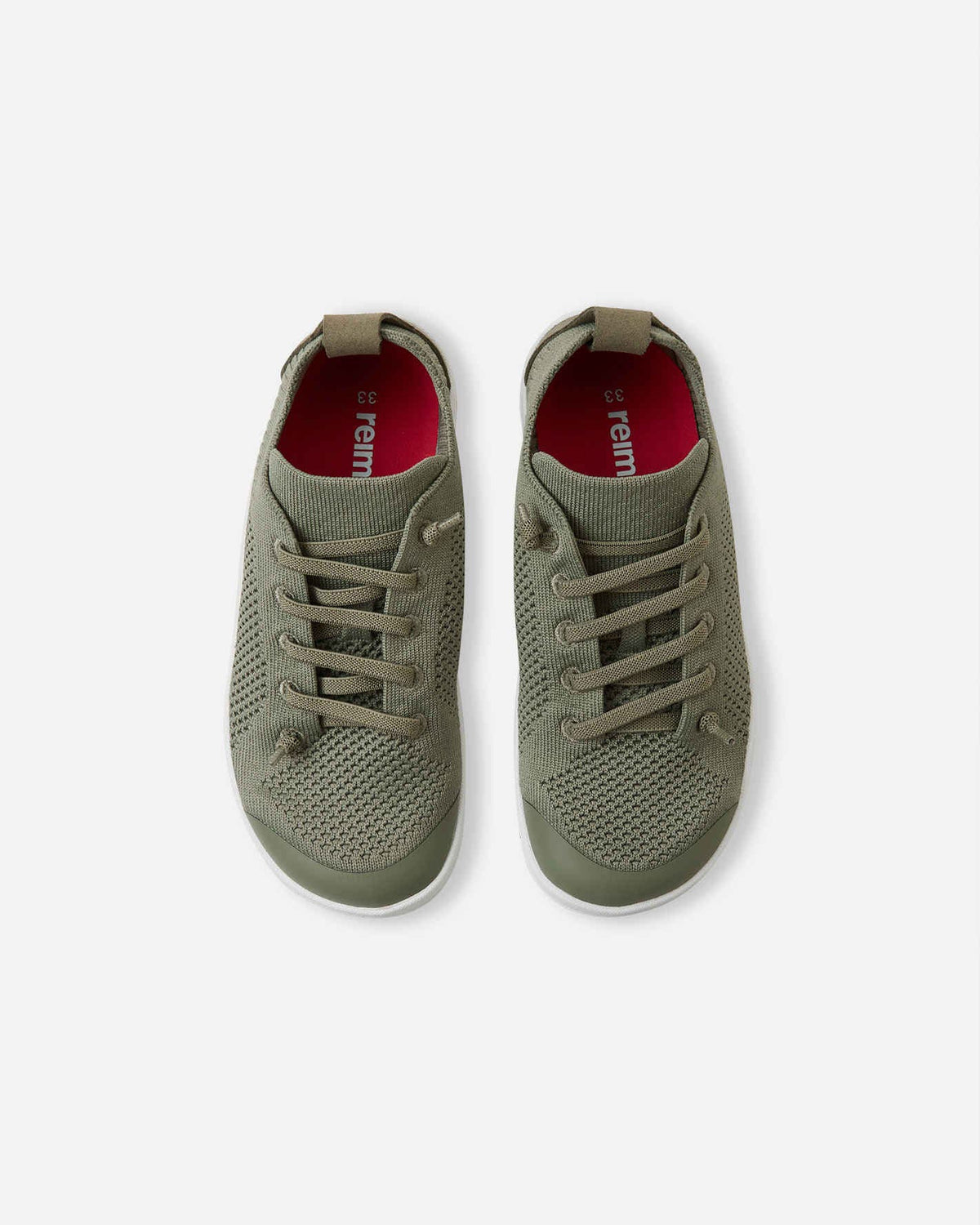 Reima Astelu barfotasko i grön stickad mesh med vit sula, bred tåbox och låg profil – sedd från sidan, designad för barn i rörelse.