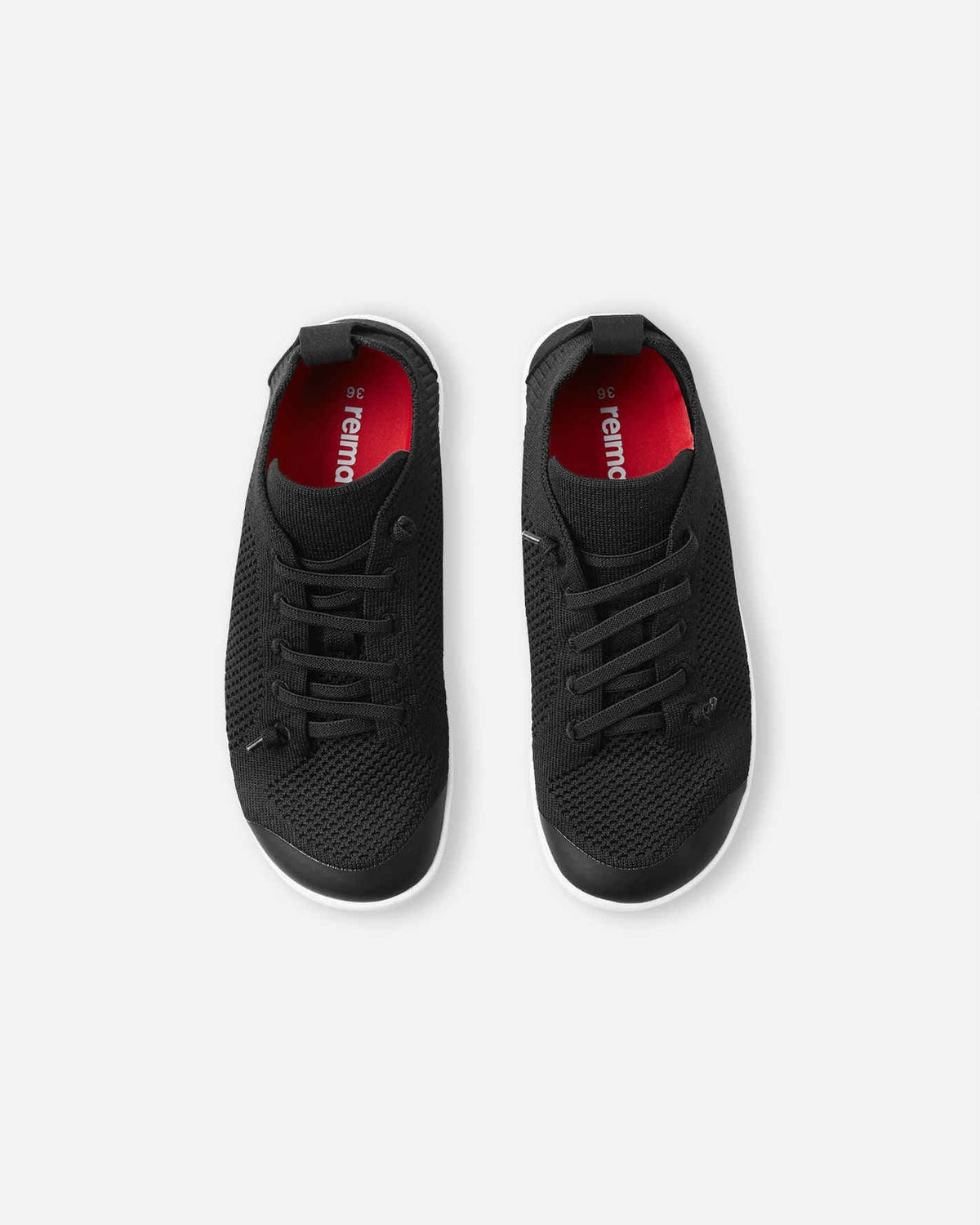 Reima Astelu barfotasko Black – svart minimalistisk barnsko med vit sula, stickad ovandel och bred tåbox för naturlig rörelsefrihet.