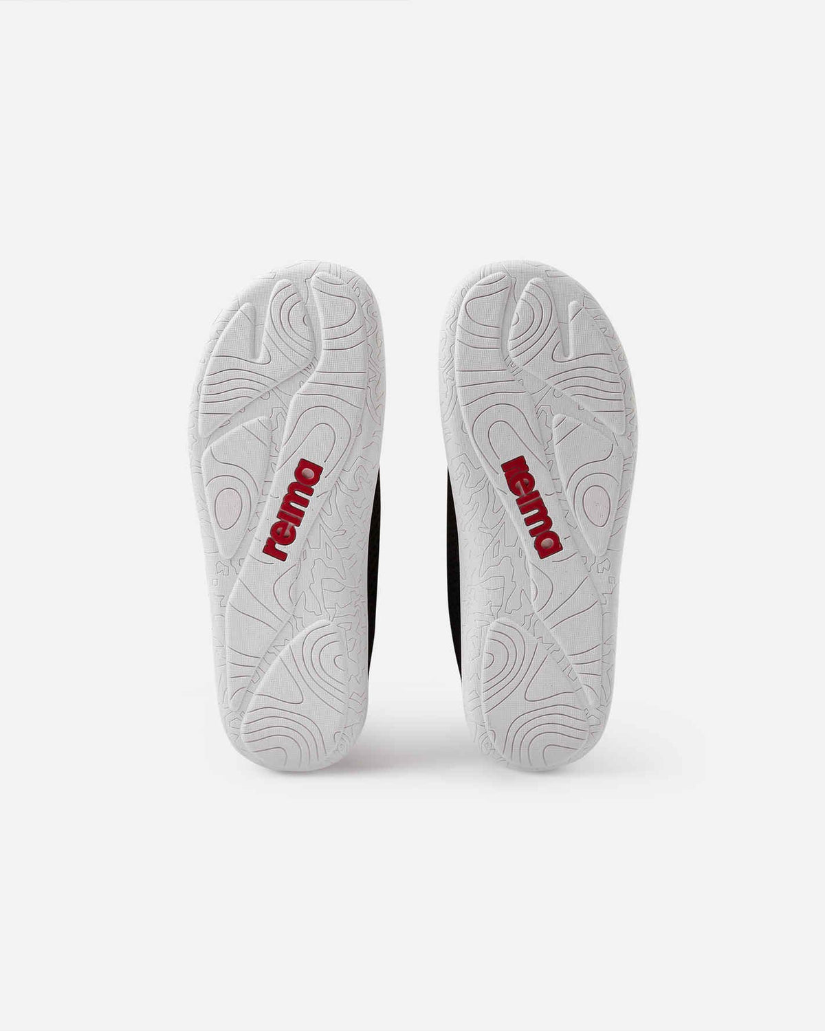 Undersidan av Reima Astelu barfotasko Black – svart minimalistisk barnsko med vit sula, stickad ovandel och bred tåbox för naturlig rörelsefrihet.