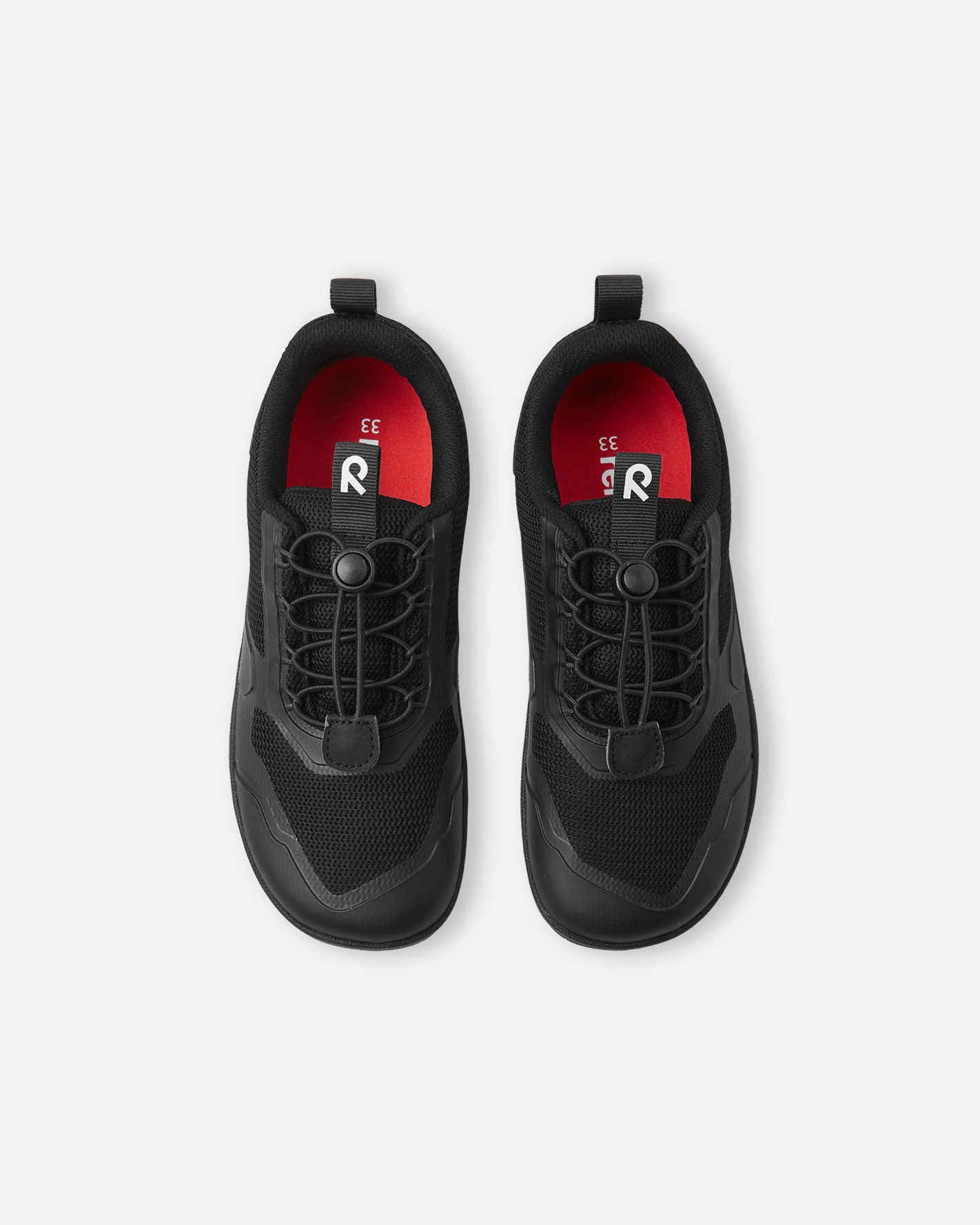 Reima Tallustelu Black – prisbelönt barfotasko för barn med smidig snörning, bred tåbox och slitstark sula. Vinnare av ISPO Award 2023 och Scandinavian Outdoor Award Kids.