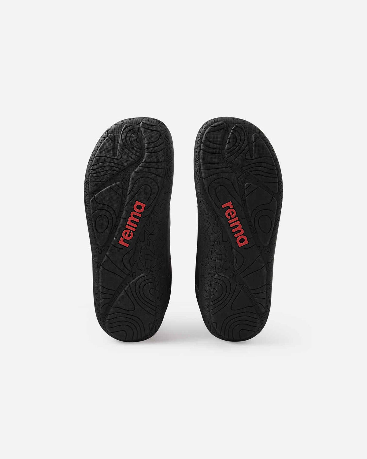Undersidan av Reima Tallustelu Black – minimalistiska barfotaskor för barn, visade uppifrån med röd innersula och elastisk snörning för optimal passform och komfort.