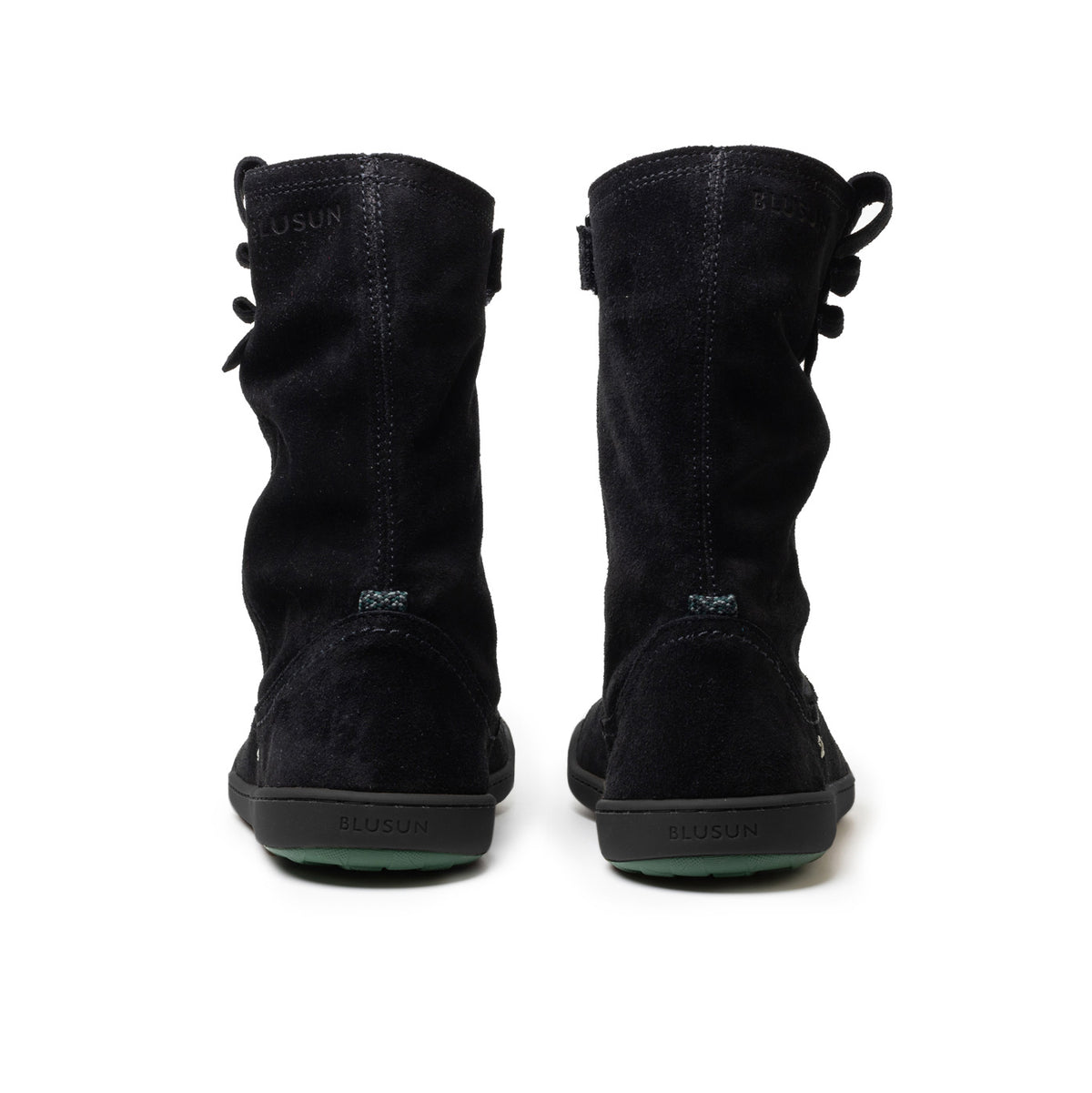 Blusun boots i svart mocka, visad bakifrån med minimalistisk design, mjuk ovandel och svart yttersula.