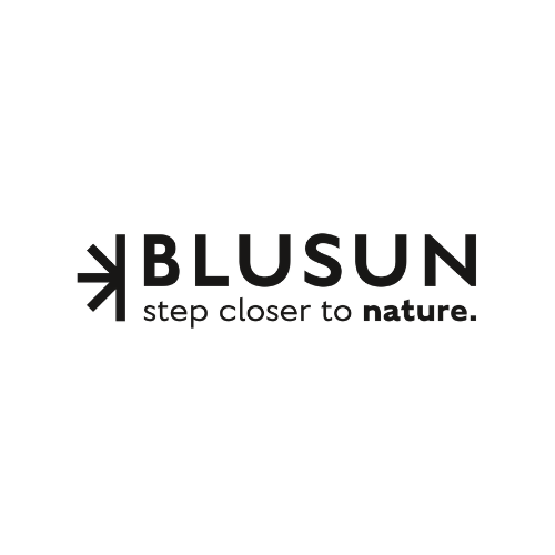 Blusun-logotyp med svart text, en symbol till vänster som består av tre linjer som möts i en punkt, och sloganen 'step closer to nature.' under huvudnamnet.