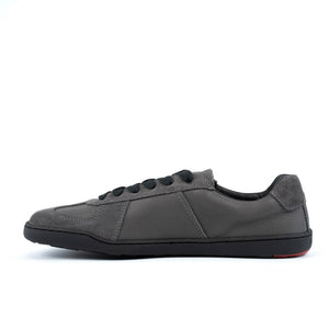 Blusun BLSN‑200 sneakers i mörkgrått, visad från sidan med svarta skosnören, rundad tå och minimalistisk design.