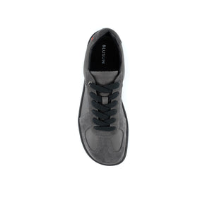 Blusun BLSN‑200 sneakers i mörkgrått, visad uppifrån med svarta skosnören, rundad tå och minimalistisk design.