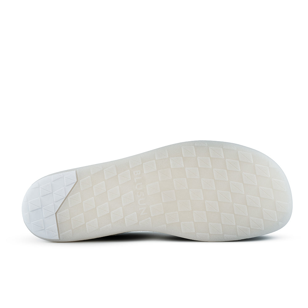 Blusun barfotasko White Green – vit sneaker i läder med gröna mockadetaljer, sedd från vänster sida, minimalistisk design och bred tåbox.