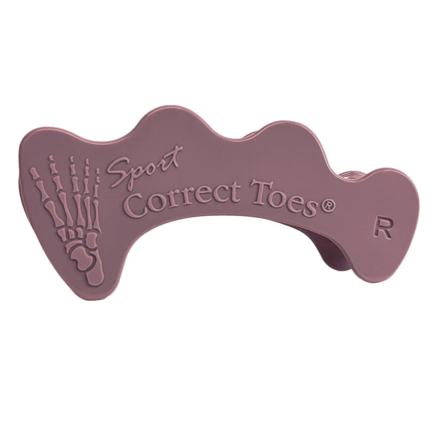 Närbild på en rosa tåseparator för höger fot från Correct Toes Sport, tillverkad i flexibel medicinsk silikon. Produkten visar en anatomisk fotillustration samt texten ”Correct Toes Sport R”.