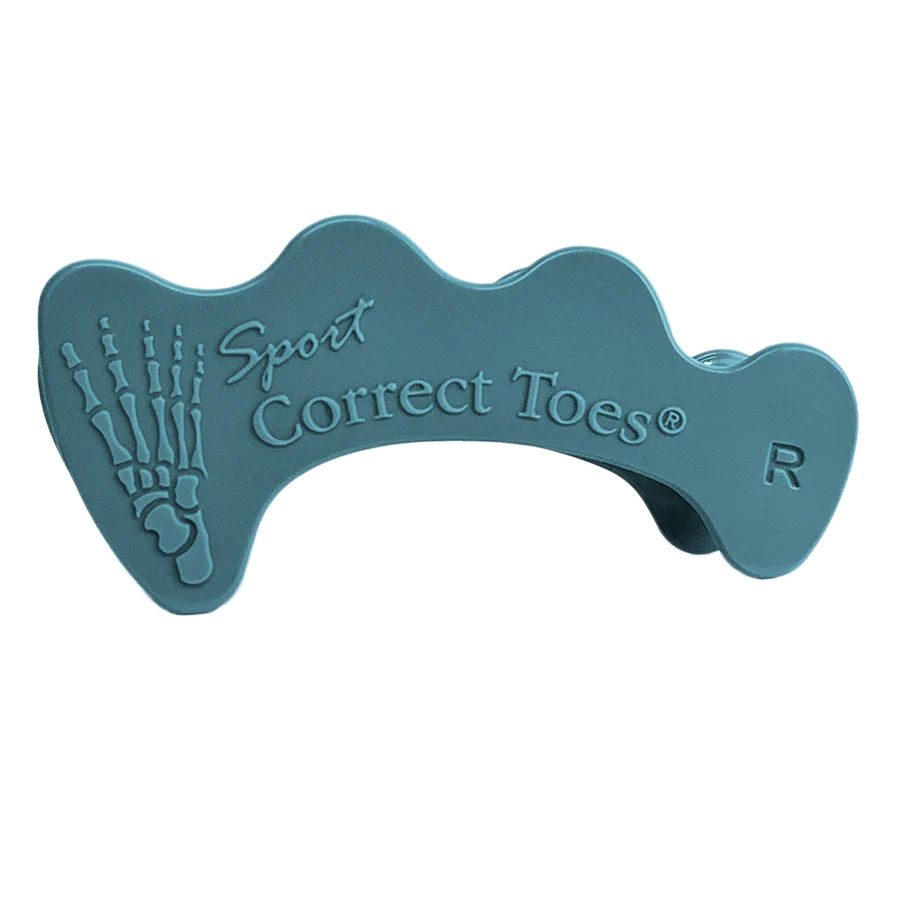 Närbild på en turkos tåseparator för höger fot från Correct Toes Sport, tillverkad i flexibel medicinsk silikon. Produkten visar en anatomisk fotillustration samt texten ”Correct Toes Sport R”.