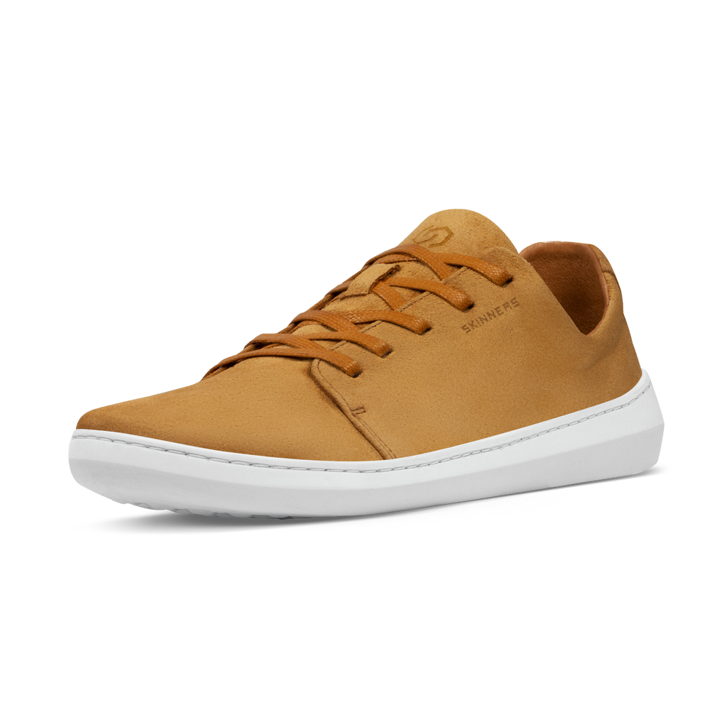 Skinners Easygoer-sko i färgen Camel, sedd från sidan. Sneaker i mockaliknande material med vit sula och diskret logotyp.
