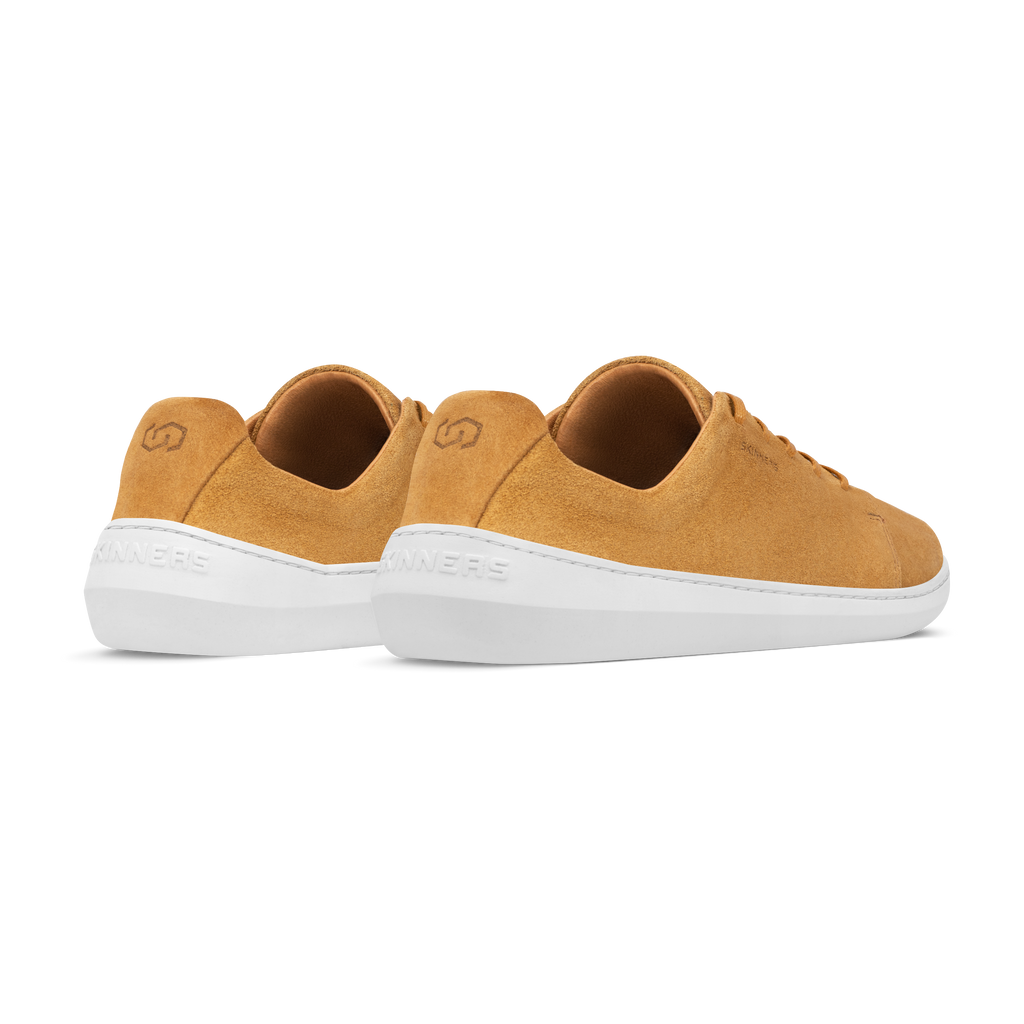 Skinners Easygoer-sko i färgen Camel, sedd från sidan. Sneaker i mockaliknande material med vit sula och diskret logotyp.