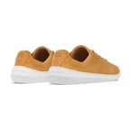 Skinners Easygoer-sko i färgen Camel, sedd från sidan. Sneaker i mockaliknande material med vit sula och diskret logotyp.