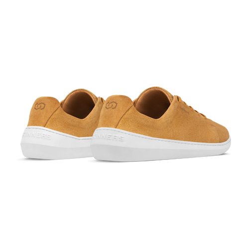 Skinners Easygoer-sko i färgen Camel, sedd från sidan. Sneaker i mockaliknande material med vit sula och diskret logotyp.