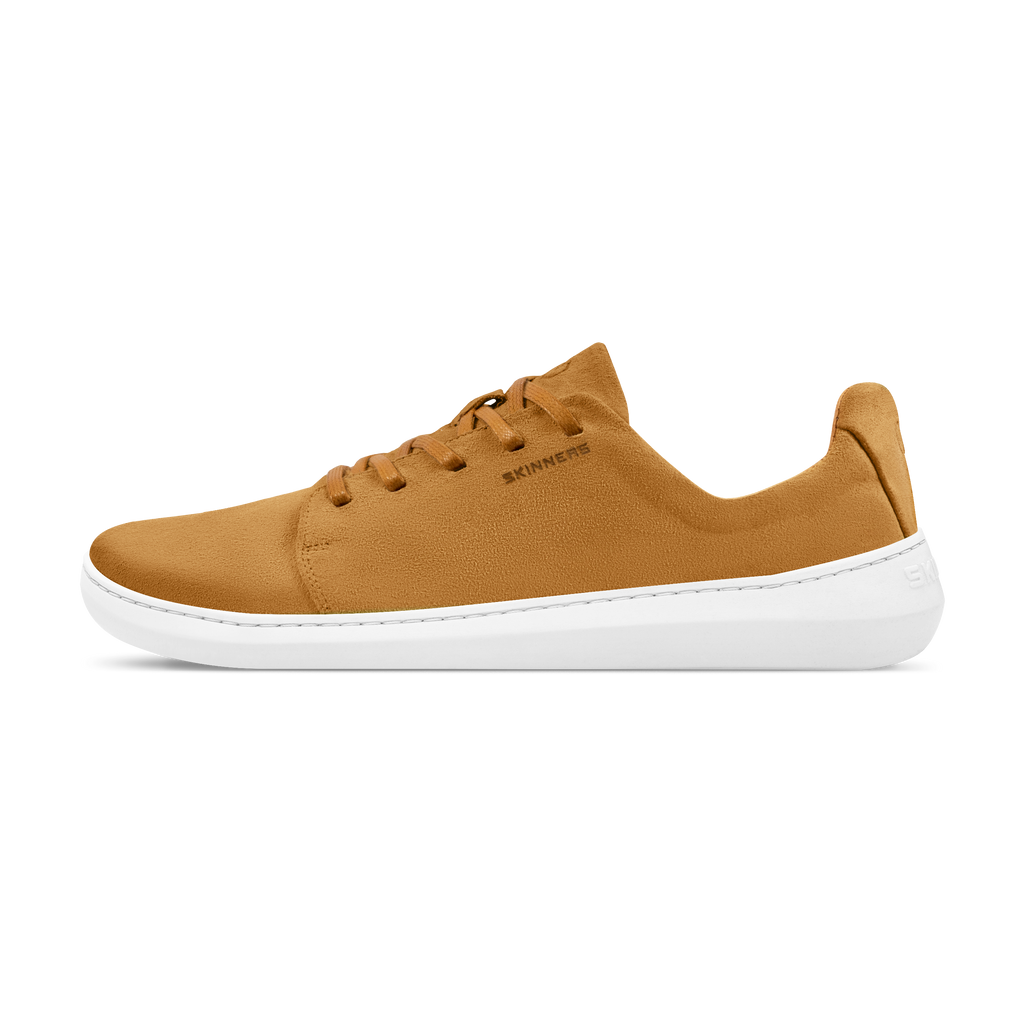 Skinners Easygoer-sko i färgen Camel, sedd från sidan. Sneaker i mockaliknande material med vit sula och diskret logotyp.