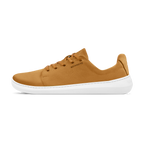 Skinners Easygoer-sko i färgen Camel, sedd från sidan. Sneaker i mockaliknande material med vit sula och diskret logotyp.