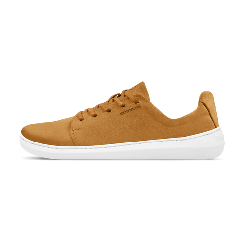 Skinners Easygoer-sko i färgen Camel, sedd från sidan. Sneaker i mockaliknande material med vit sula och diskret logotyp.