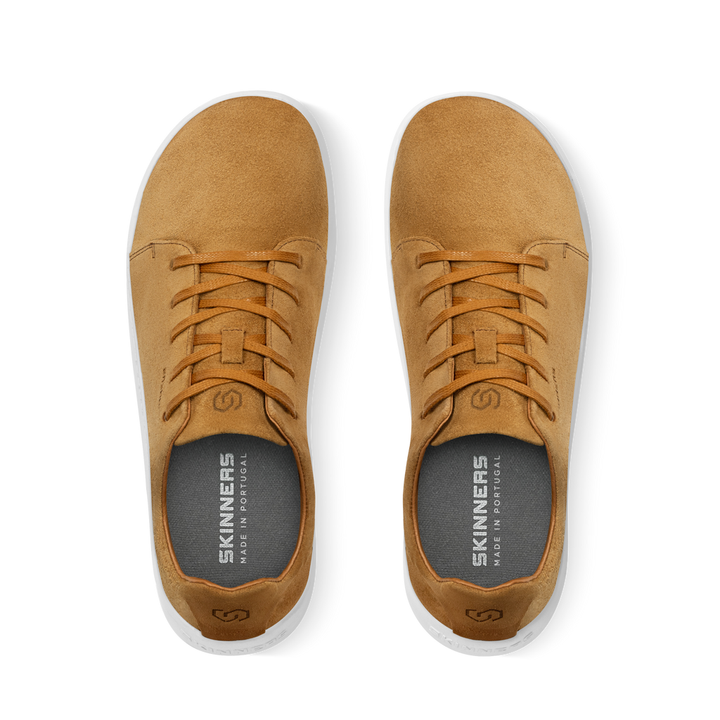 Skinners Easygoer-sko i färgen Camel, sedd från sidan. Sneaker i mockaliknande material med vit sula och diskret logotyp.